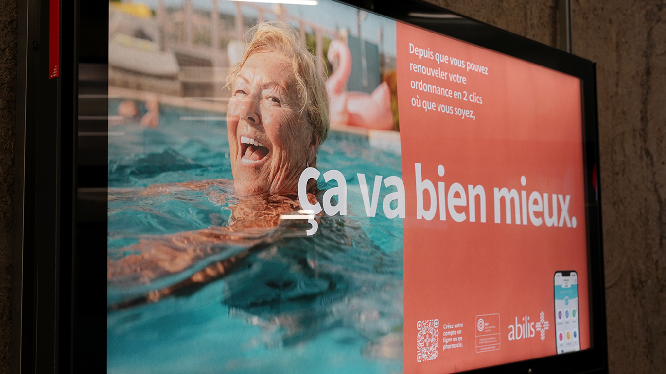 Campaña de carteles mujer sonriente en piscina "ça va bien mieux